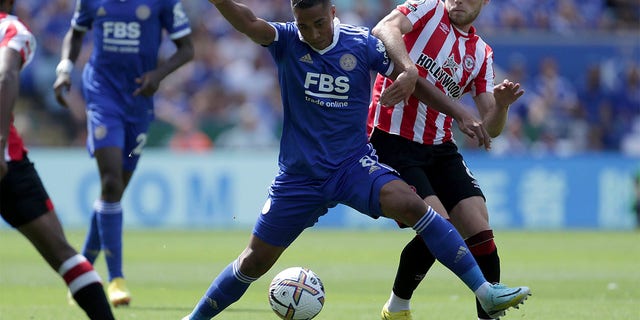 Leicester City's Youri Tielemans, center, and Brentford's Mathias Jensen battle for the ball during the English Premier League soccer match between Leicester City and Brentford at the King Power Stadium, Leicester, England, Sunday, Aug, 7, 2022. 
