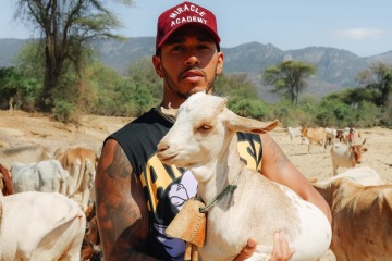 F1 fans all saying the same thing as Hamilton shares picture with a goat