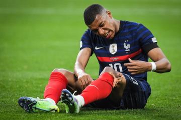 Kylian Mbappe REFUSES to appear in France team photo in image rights row