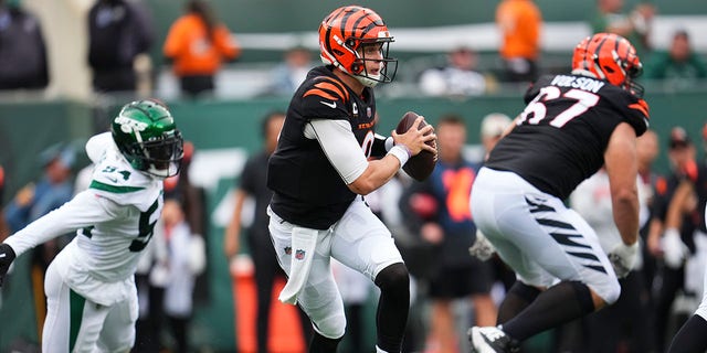 Joe Burrow of the Cincinnati Bengals scrambles against the New York Jets on Sept. 25, 2022 in East Rutherford, New Jersey.