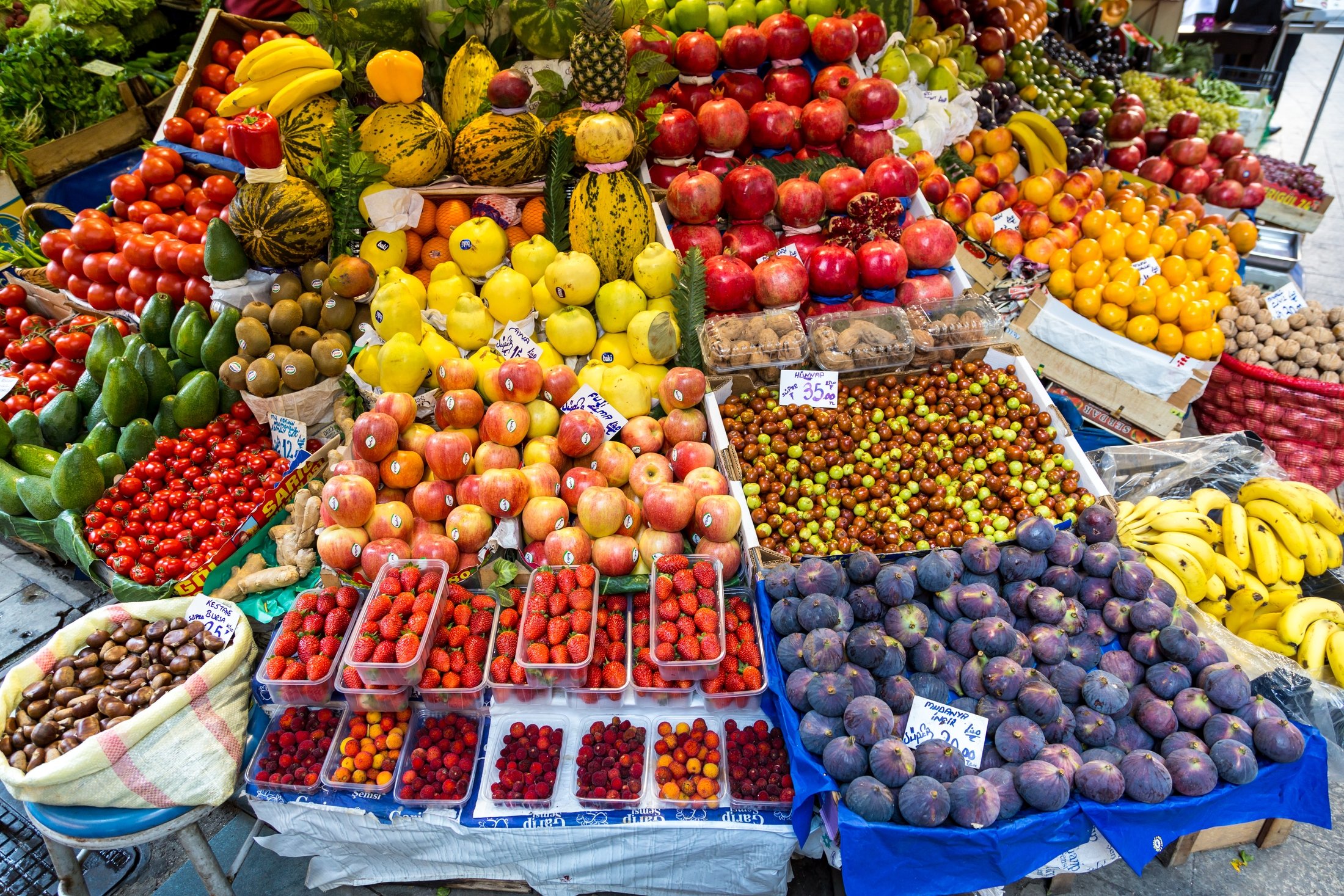A traditional street market, or bazaar, with fresh fruits and vegetables, in Istanbul, Türkiye, Oct. 20, 2014. (Shutterstock Photo)
