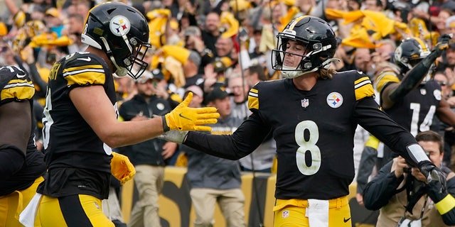 Pittsburgh Steelers quarterback Kenny Pickett (8) is congratulated by tight end Pat Freiermuth after scoring against the New York Jets during the second half in Pittsburgh on Oct. 2, 2022.