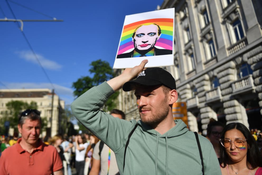 In Russia, such a picture would cost thousands of euros in fines just for the visible rainbow – the fine for the made-up portrait of Putin – unthinkable!