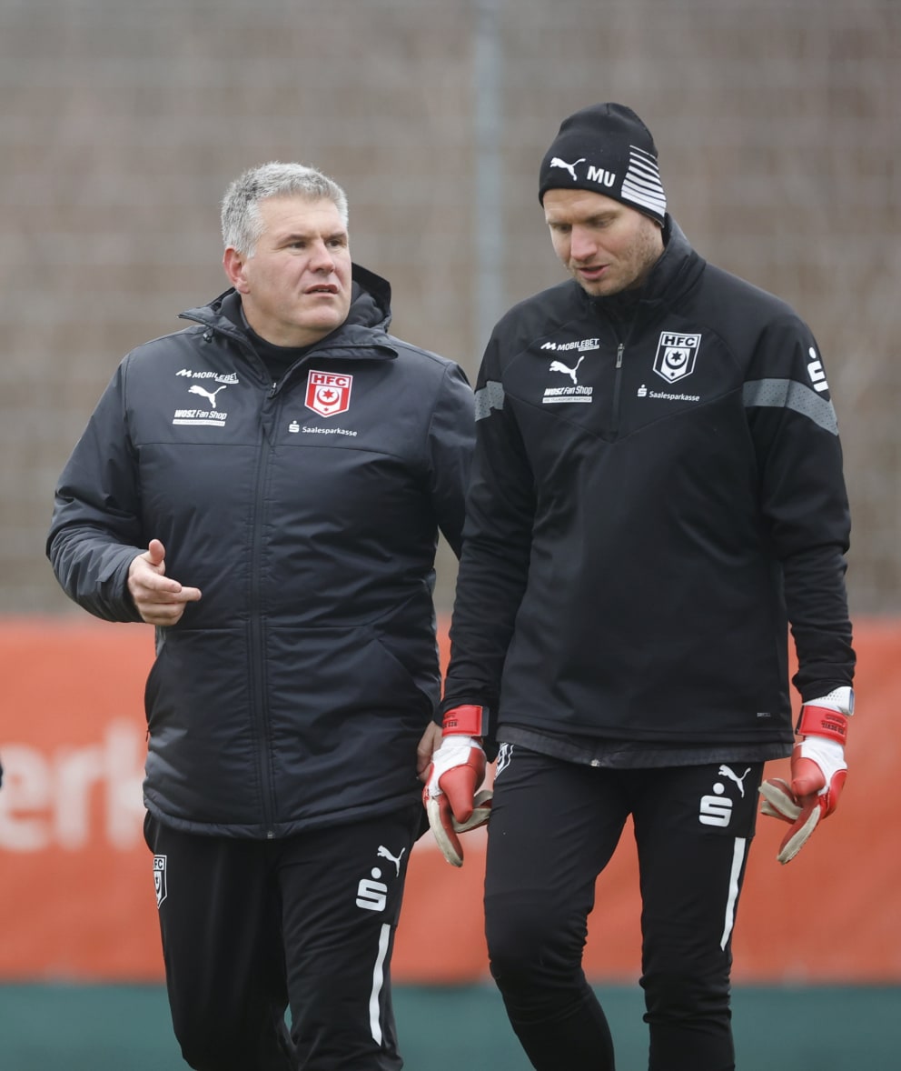 Interim coach Jens Kiefer (l.) in conversation with goalkeeper coach Marian Unger
