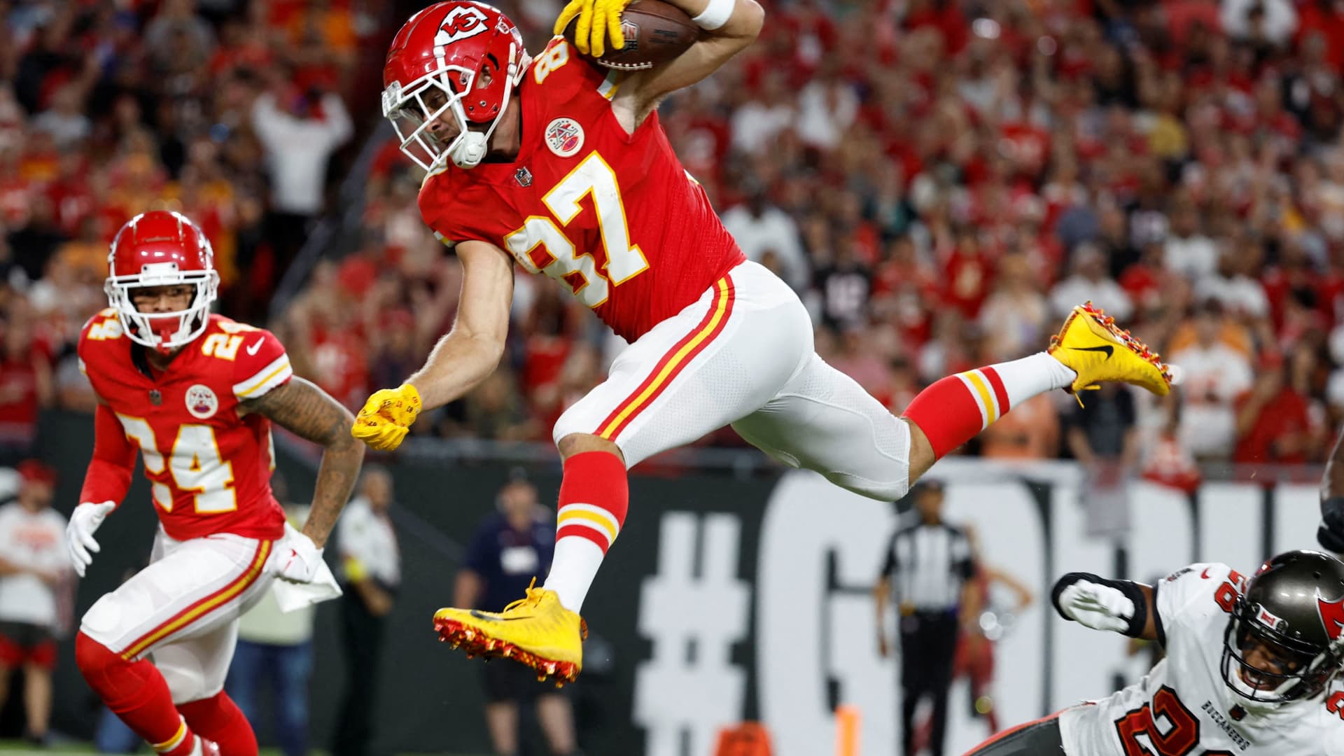 Kansas City Chiefs tight end Travis Kelce (87) runs the ball in for a touchdown against the Tampa Bay Buccaneers during the first quarter at Raymond James Stadium, Oct. 2, 2022.