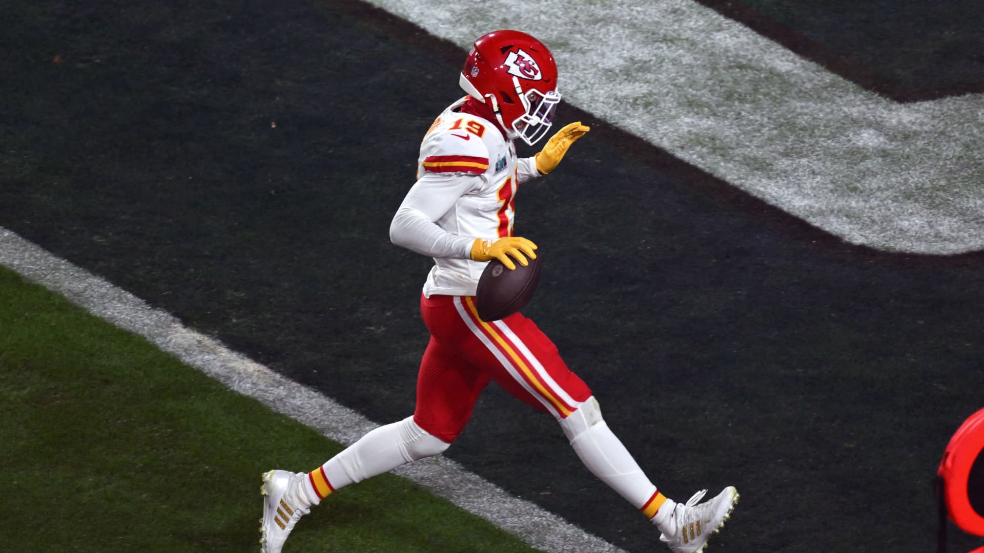 Kansas City Chiefs' wide reciever Kadarius Toney step into the end zone and scores a touchdown during Super Bowl LVII between the Kansas City Chiefs and the Philadelphia Eagles at State Farm Stadium in Glendale, Arizona, on February 12, 2023.