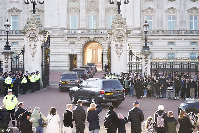 Crowds watched as a long procession of cars brought the Ukrainian President to Buckingham Palace