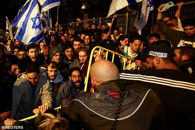 Protesters attempt to break blockades outside Israeli Prime Minister Benjamin Netanyahu's residence