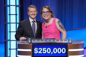 (Left to right): Host Ken Jennings and winner Amy Schneider on "Jeopardy!" Season 39