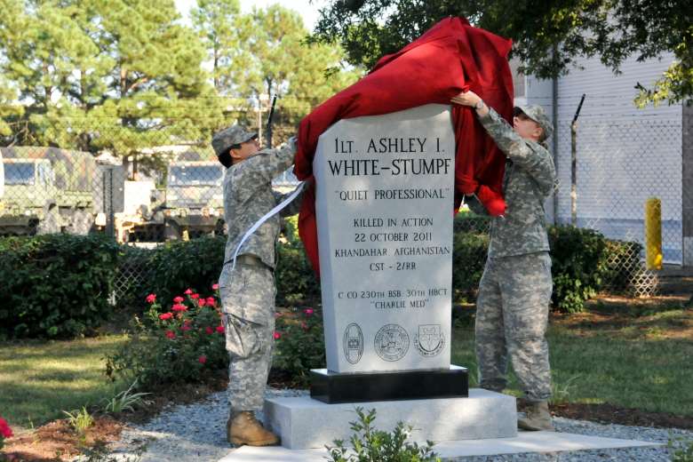 US soldiers unveil a monument to their dead colleague