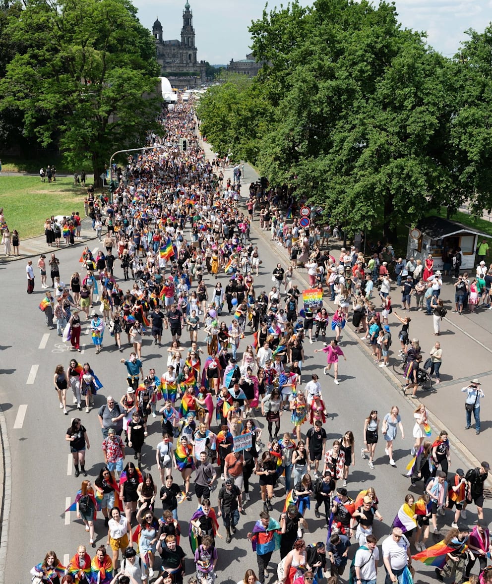 Thousands marched through Dresden from the Terrassenufer