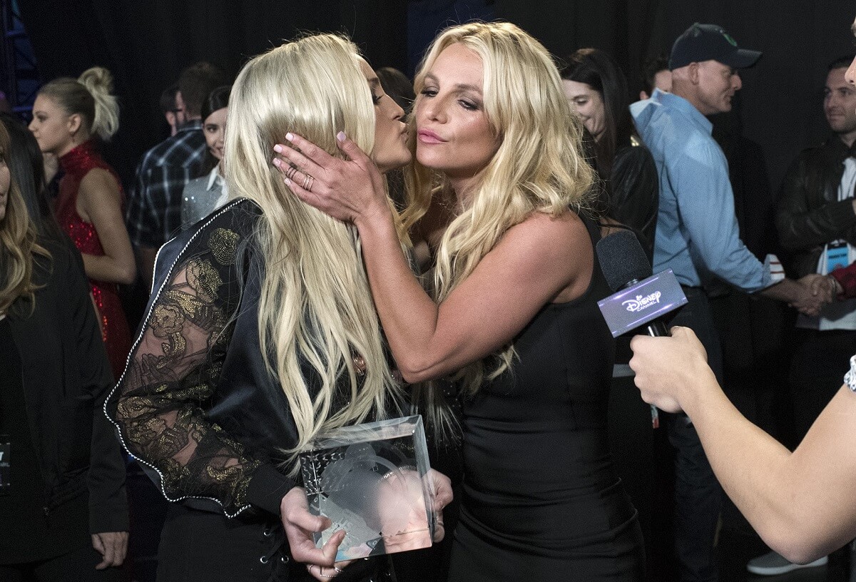Jamie Lynn Spears giving her sister, Britney Spears, a kiss on the cheek at the Radio Disney Music Awards