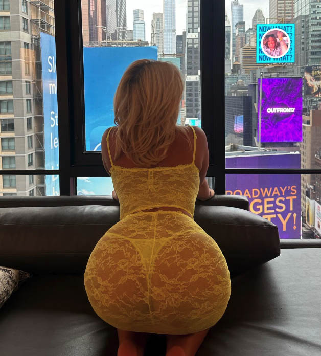 Thousands of Apollonia’s fans enjoyed the view on the ring girl’s holiday to New York