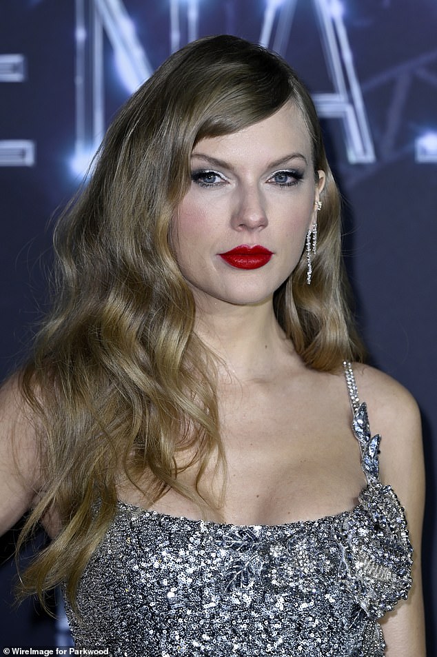 Taylor showed off her flawless visage as she posed up a storm