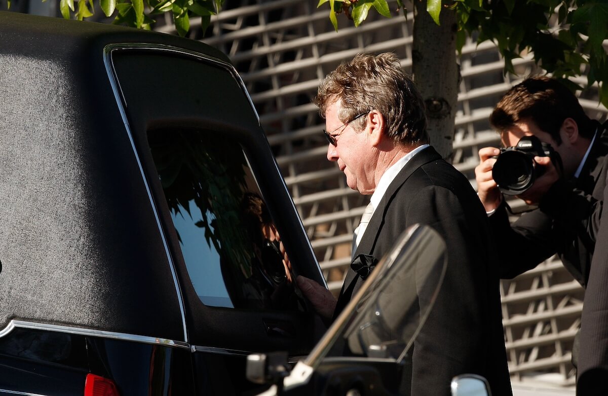 Ryan O'Neal looks at the hearse at Farrah Fawcett's funeral